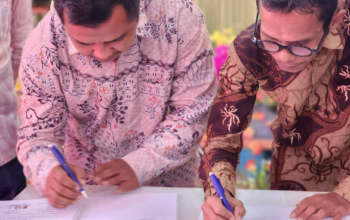 Ketua Bawaslu Pesisir Selatan Afriki Musmaidi dan Ketua STAI Balaiselasa Roni Pasaleron menandatangani MoU pengawasan partisipatif Pemilu.