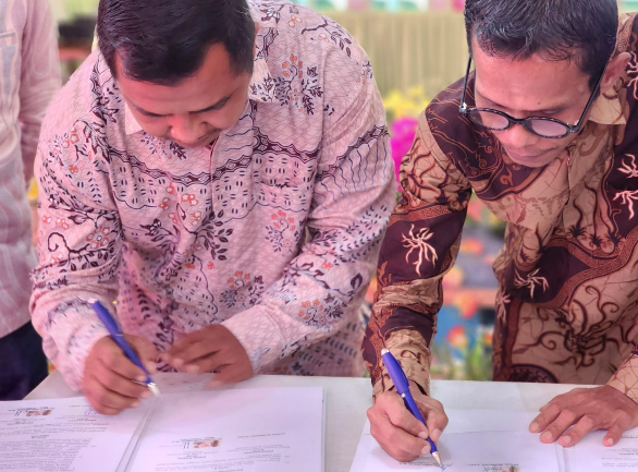 Ketua Bawaslu Pesisir Selatan Afriki Musmaidi dan Ketua STAI Balaiselasa Roni Pasaleron menandatangani MoU pengawasan partisipatif Pemilu.