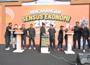 Gubernur Sumbar Mahyeldi Ansharullah bersama Wakil Kepala BPS RI saat pencanangan Sensus Ekonomi 2026 di Padang.