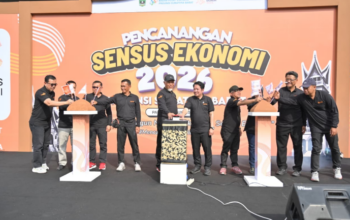 Gubernur Sumbar Mahyeldi Ansharullah bersama Wakil Kepala BPS RI saat pencanangan Sensus Ekonomi 2026 di Padang.