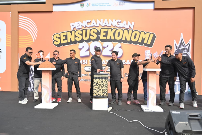 Gubernur Sumbar Mahyeldi Ansharullah bersama Wakil Kepala BPS RI saat pencanangan Sensus Ekonomi 2026 di Padang.