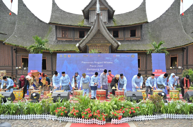 Gubernur Mahyeldi membuka Festival Minangkabau 2026 di Tanah Datar