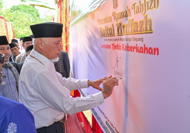 Gubernur Mahyeldi Ansharullah meresmikan Rumah Tahfiz Baitul Huffazh di Nagari Bungo Tanjung Kecamatan Batipuh Kabupaten Tanah Datar