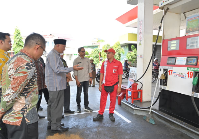Gubernur Mahyeldi melakukan sidak BBM subsidi di SPBU Kabupaten Tanah Datar dan Solok