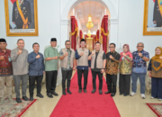 Gubernur Sumbar Mahyeldi Ansharullah menerima audiensi BPJS Ketenagakerjaan membahas Program ASN Peduli bagi pekerja rentan.