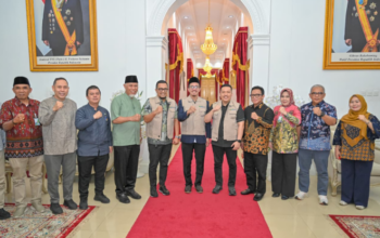 Gubernur Sumbar Mahyeldi Ansharullah menerima audiensi BPJS Ketenagakerjaan membahas Program ASN Peduli bagi pekerja rentan.