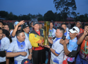 Gubernur Sumbar Mahyeldi menyerahkan trofi kepada juara Open Turnamen Simalanggang Piala Gubernur Sumbar II di Kabupaten Lima Puluh Kota.