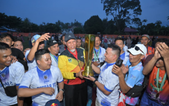 Gubernur Sumbar Mahyeldi menyerahkan trofi kepada juara Open Turnamen Simalanggang Piala Gubernur Sumbar II di Kabupaten Lima Puluh Kota.