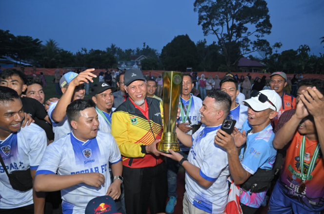Gubernur Sumbar Mahyeldi menyerahkan trofi kepada juara Open Turnamen Simalanggang Piala Gubernur Sumbar II di Kabupaten Lima Puluh Kota.