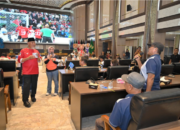 Gubernur Sumbar Mahyeldi Ansharullah menghadiri nonton bareng Piala Dunia 2026 bersama Forkopimda dan masyarakat di Aula Kantor Gubernur Sumbar.