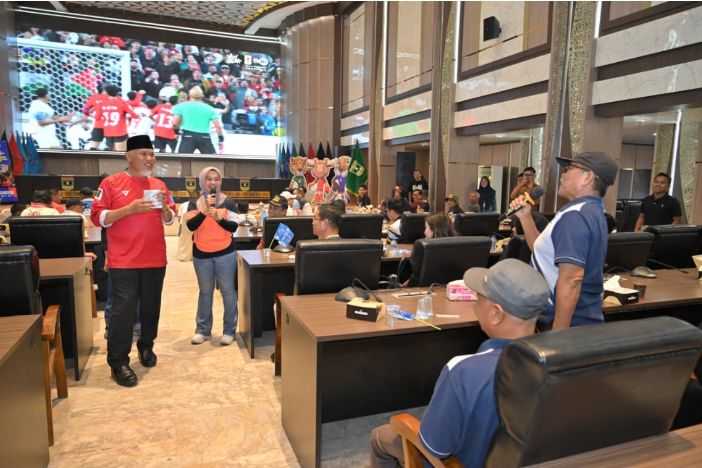 Gubernur Sumbar Mahyeldi Ansharullah menghadiri nonton bareng Piala Dunia 2026 bersama Forkopimda dan masyarakat di Aula Kantor Gubernur Sumbar.