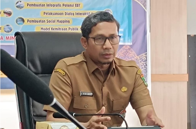 Kepala Dinas ESDM Sumbar Helmi Heriyanto memberikan penjelasan mengenai penerbitan IUP tambang batu andesit di Nagari Kasang Padang Pariaman.