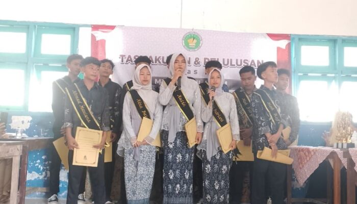 Penuh Haru, Wali Murid Gelar Rampaden untuk Guru pada Tasyakuran Kelulusan MTs Nurul Ulum Angkatan XX