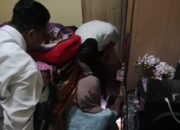 Kasat Reskrim Polres Pesisir Selatan IPTU Ai Am'ar Faradhyba berdialog dengan keluarga korban di rumah duka.