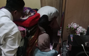 Kasat Reskrim Polres Pesisir Selatan IPTU Ai Am'ar Faradhyba berdialog dengan keluarga korban di rumah duka.