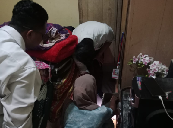 Kasat Reskrim Polres Pesisir Selatan IPTU Ai Am'ar Faradhyba berdialog dengan keluarga korban di rumah duka.