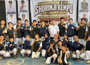 Kontingen PERKEMI Pesisir Selatan bersama pelatih usai meraih enam medali pada Kejurnaswil Shorinji Kempo Sumatera 2026 di Sawahlunto.
