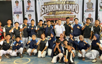 Kontingen PERKEMI Pesisir Selatan bersama pelatih usai meraih enam medali pada Kejurnaswil Shorinji Kempo Sumatera 2026 di Sawahlunto.
