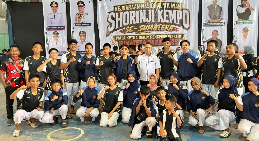 Kontingen PERKEMI Pesisir Selatan bersama pelatih usai meraih enam medali pada Kejurnaswil Shorinji Kempo Sumatera 2026 di Sawahlunto.