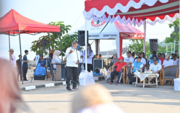 Gubernur Sumbar Mahyeldi Ansharullah memimpin aksi bersih-bersih Gerakan Indonesia Asri di Pantai Purus Padang