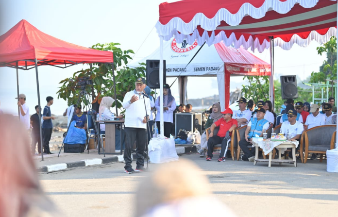 Gubernur Sumbar Mahyeldi Ansharullah memimpin aksi bersih-bersih Gerakan Indonesia Asri di Pantai Purus Padang