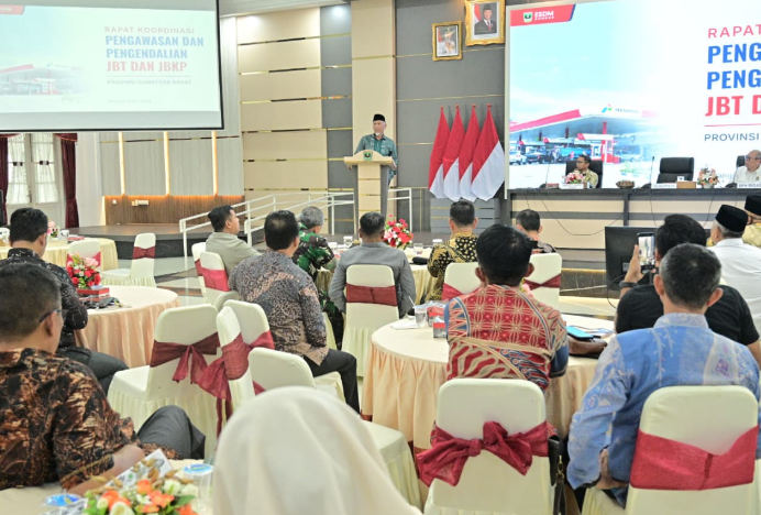 Gubernur Sumbar Mahyeldi Ansharullah memimpin rapat pengawasan BBM subsidi bersama bupati dan wali kota se-Sumatera Barat di Auditorium Gubernuran Padang