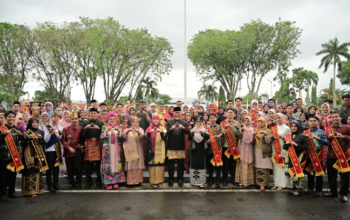 Gubernur Sumbar Mahyeldi memimpin Upacara Hari Keluarga Nasional 2026 di Kantor Gubernur Sumbar.