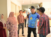 Gubernur Sumbar Mahyeldi Ansharullah meninjau kondisi Pasar Ateh Bukittinggi yang semakin tertata dan bersih.