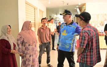 Gubernur Sumbar Mahyeldi Ansharullah meninjau kondisi Pasar Ateh Bukittinggi yang semakin tertata dan bersih.
