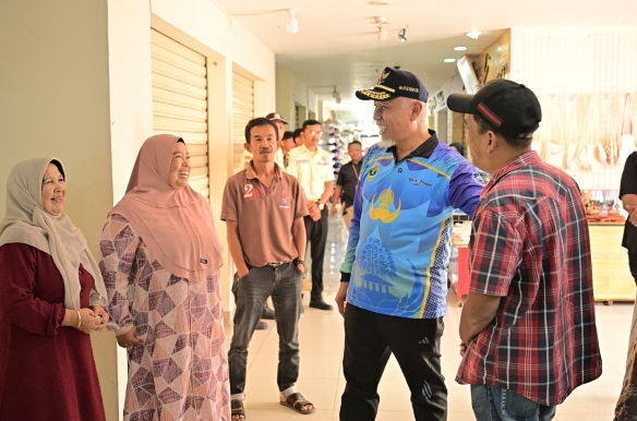 Gubernur Sumbar Mahyeldi Ansharullah meninjau kondisi Pasar Ateh Bukittinggi yang semakin tertata dan bersih.