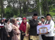 Marwansyah menerima Penghargaan ASN Model Ketahanan Keluarga dari Gubernur Sumbar.