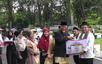 Marwansyah menerima Penghargaan ASN Model Ketahanan Keluarga dari Gubernur Sumbar.