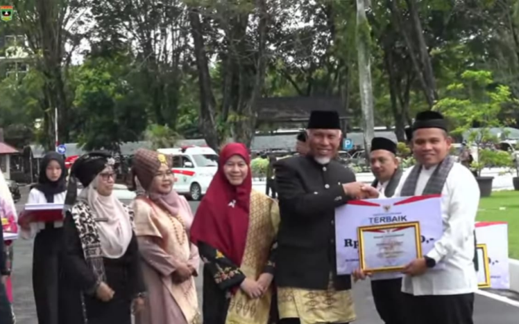 Marwansyah menerima Penghargaan ASN Model Ketahanan Keluarga dari Gubernur Sumbar.