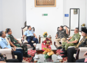 Asisten Administrasi Umum Setdaprov Sumbar Medi Iswandi saat menghadiri paparan KKDN Sesko TNI di Padang