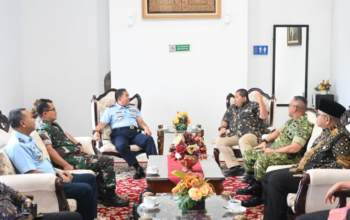 Asisten Administrasi Umum Setdaprov Sumbar Medi Iswandi saat menghadiri paparan KKDN Sesko TNI di Padang