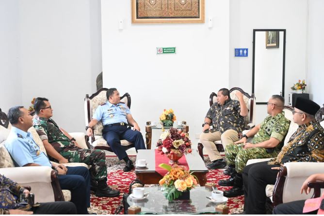 Asisten Administrasi Umum Setdaprov Sumbar Medi Iswandi saat menghadiri paparan KKDN Sesko TNI di Padang