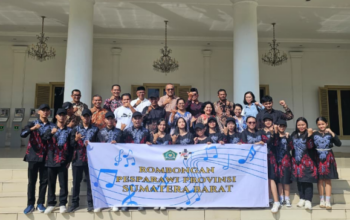 Sekda Sumbar Arry Yuswandi melepas Kontingen Pesparawi Sumbar menuju Manokwari Papua Barat