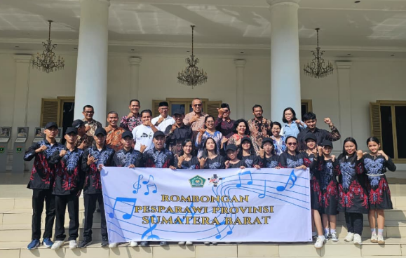Sekda Sumbar Arry Yuswandi melepas Kontingen Pesparawi Sumbar menuju Manokwari Papua Barat