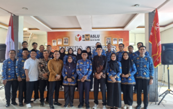 Rapat Dalam Kantor Bawaslu Kabupaten Pesisir Selatan membahas implementasi reformasi birokrasi untuk meningkatkan kualitas pengawasan Pemilu.