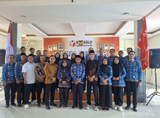 Rapat Dalam Kantor Bawaslu Kabupaten Pesisir Selatan membahas implementasi reformasi birokrasi untuk meningkatkan kualitas pengawasan Pemilu.