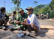 Keakraban Satgas TMMD Reguler Ke-129 Kodim 0714/Salatiga Bersama Warga Terjalin di Waktu Istirahat