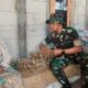 Anyaman Kebersamaan Pratu Royhan Bantu Nenek Parmi