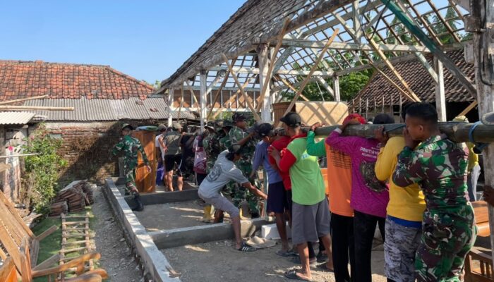 Kebersamaan Adalah kekuatan: TMMD 129 Bojonegoro Bongkar Rumah Samijan