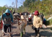 Semangat Satgas TMMD dan Warga Dusun Krajan Bergotong Royong Olah Material Pengecoran Jalan
