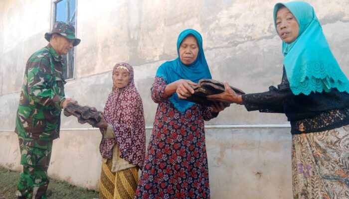 Wanita Lansia Tangguh, Tak Pernah Luntur Semangat Gotong Royongnya
