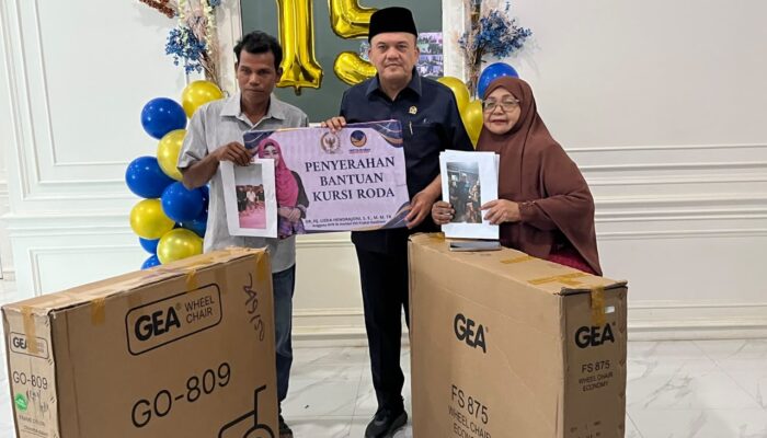 Lisda Hendrajoni Salurkan Bantuan Kursi Roda Kepada Warga