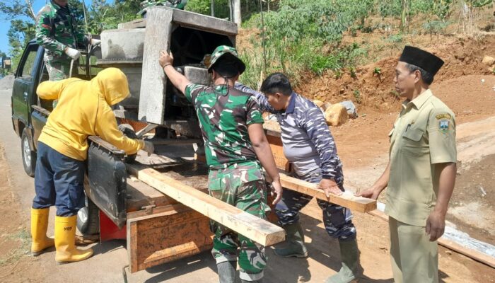 Percepat Capaian Hasil Pengecoran, Kades Cukil Pimpin Pergeseran Peralatan