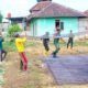 Percepat Pembangunan Jalan Cor Beton: Satgas TMMD 129 Bojonegoro dan Warga Gotong Royong Turunkan Material Besi