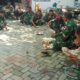 Perkuat Soliditas Lapangan, Satgas TMMD 129 Bojonegoro Asyik Lesehan Makan Bersama
