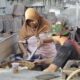 Bantu Warga Memasak Nasi, Wujud Kedekatan Satgas TMMD dengan Masyarakat